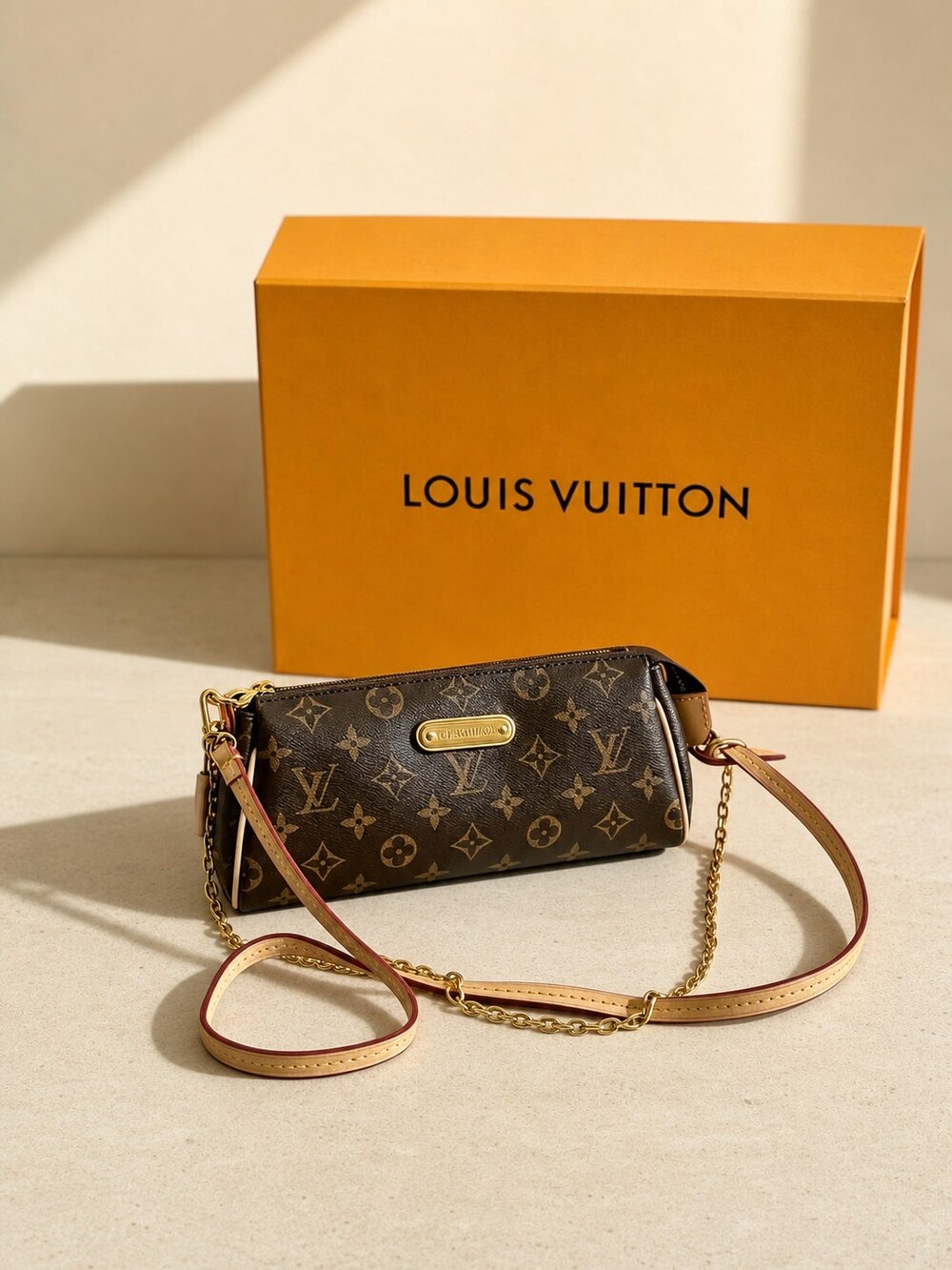 Louis Vuitton Gold Chain Eva Evening Clutch in Monogram Canvas - Picture 3 of 6